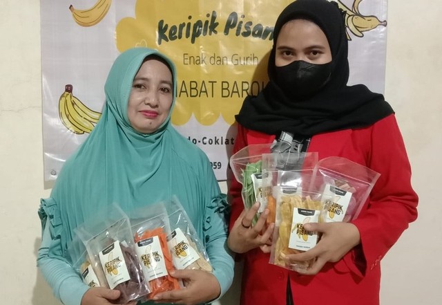 hasil pembaharuan pengemasan Produk Kripik Pisang oleh Mahasiswa Fanisa Rahmah dan Ibu Mitra Titik Sandora