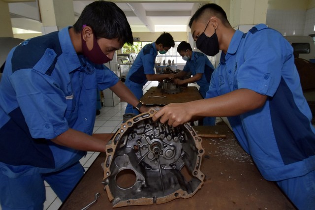 Siswa kelas XII Teknik Kendaraan Ringan (TKR) SMK Negeri 1 Denpasar mengikuti belajar praktik tatap muka pada masa pandemi COVID-19 di Denpasar, Bali. Foto: Nyoman Hendra Wibowo/ANTARA FOTO