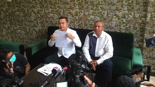 Kuasa Hukum Irwansyah dalam konferensi pers yang digelar di Senayan, Jakarta Selatan, Senin (3/1). Foto: Giovanni/kumparan