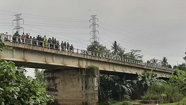 Reka adegan pembuangan jasad korban tabrakan Nagrek di atas Jembatan Kali Tajum, Banyumas, Jawa Tengah. Foto: Dok. Istimewa