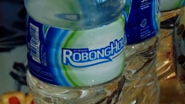 Air minum kemasan merk Robongholo produksi PDAM Jayapura. (BumiPapua.com/Katharina)