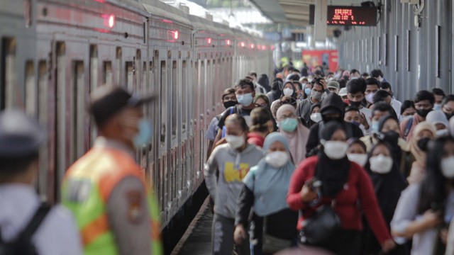 Sejumlah penumpang KRL Commuter Line berjalan setibanya di Stasiun Tangerang, Kota Tangerang, Banten, Senin (3/1/2022).  Foto: Fauzan/ANTARA FOTO