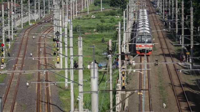 KRL Commuter Line melintas di Batu Ceper, Kota Tangerang, Banten, Senin (3/1/2022).  Foto: Fauzan/ANTARA FOTO