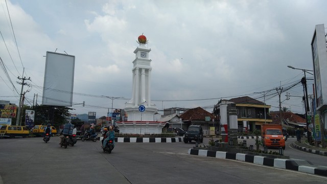 Tugu Mangga Gedong Gincu Majalengka. Foto: Erick Disy/CIREMAITODAY