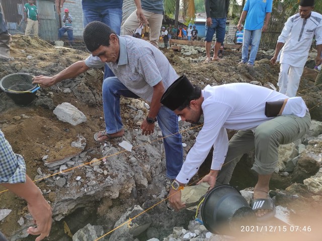 Proses pengerjaan Musala di antara Desa Mesa dan Kotalo, Halmahera Tengah. Foto: Aiz