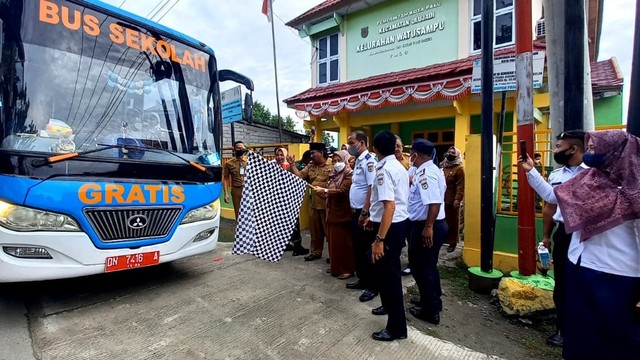 Pemkot Palu resmikan layanan Bus gratis bagi siswa sekolah di Kota Palu, Sulawesi Tengah, Senin (3/1). Foto: Humas Pemkot Palu