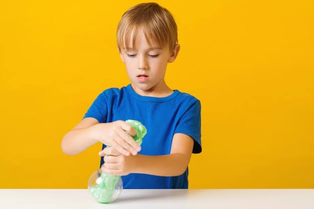 Slime adalah mainan anak yang memiliki tekstur seperti lendir dan lengket. Foto: Freepik.com