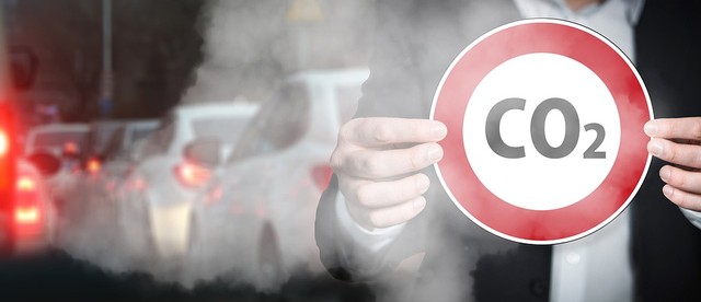 Mobil berbahan bakar minyak menghasilkan banyak polusi udara. Foto: Pixabay.com