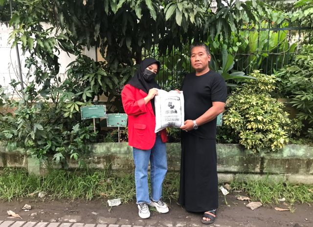 Pemberian pupuk kepada Penanggung Jawab Taman Mini. Sumber : Foto Pribadi