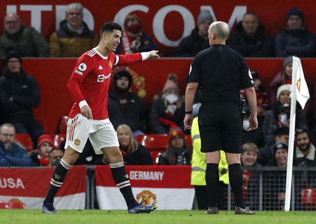 Ekspresi Pemain Manchester United, Cristiano Ronaldo usai kalah saat melawan Wolves di Liga Inggris Foto: REUTERS/Phil Noble