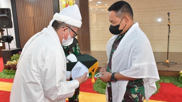 KSAD Jenderal TNI Dudung Abdurachman temui ulama besar Sumatera Utara Buya Assoc Prof. DR. KH. Amiruddin. Foto: TNI AD