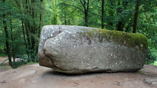 Trembling Rock, batu seberat 132 ton yang bisa dipindahkan dengan tangan kosong. Foto: Shutter Stock