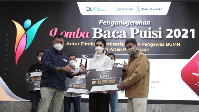 Komisaris Independen Petrokimia Gresik, Indira Chunda Thita Syahrul, menerima hadiah dari perwakilan Kementerian BUMN. Foto: Istimewa