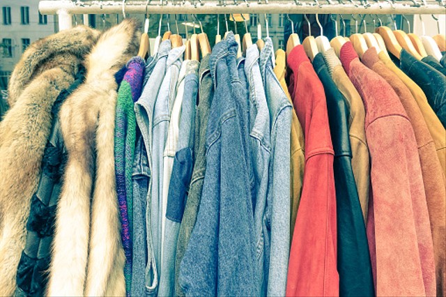 Ilustrasi Bisnis Thrift. Source: https://media.istockphoto.com/photos/vintage-second-hand-clothes-on-shop-rack-at-flea-market-picture