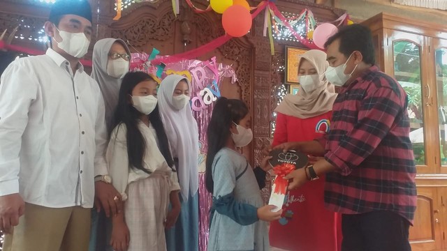 Keluarga Nur Chamim yang viral lantaran memberikan hadiah ulang tahun mobil mewah kepada anaknya. Foto: Dok. Istimewa