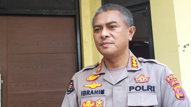 Kabid Humas Polda Jabar Kombes Ibrahim Tompo saat memberikan keterangan di Mapolda Jabar, Bandung pada Selasa (4/1). Foto: Rachmadi Rasyad/kumparan