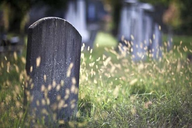 Ilustrasi nisan kuburan. Foto: Shutterstock.