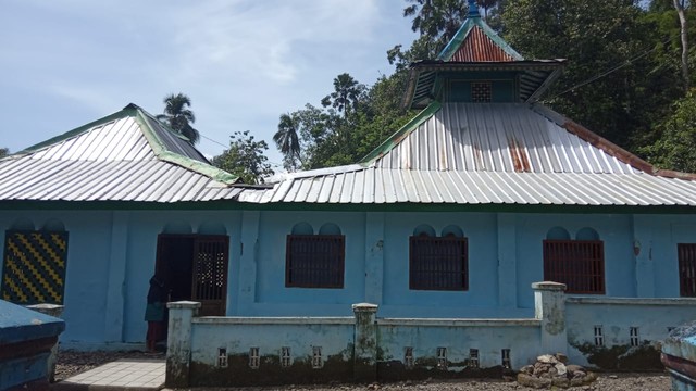 Bagian depan Masjid Saka Tunggal. Foto: Tria Ratih Alifa