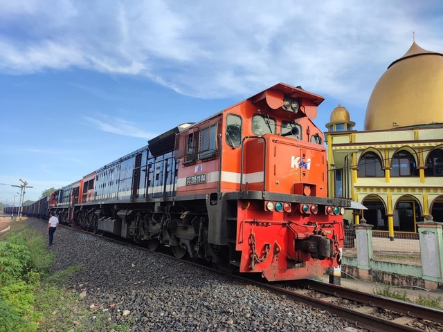 Kereta api babaranjang anjlok di Natar, Lampung Selatan, Selasa (4/2/2021) | Foto: Dokementasi warga