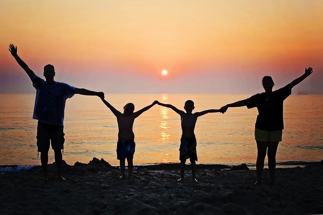 keluarga, matahari terbenam dan kebahagiaan. https://pixabay.com/id/photos/keluarga-matahari-terbenam-pantai-2611748/
