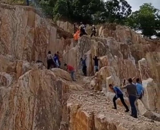 Pria Tanpa Identitas Ditemukan Gantung Diri di Gunung Camang Bandar Lampung (2)