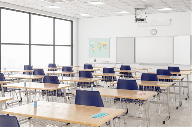 Ruang kelas berwarna cerah. (Sumber: https://pixabay.com/id/photos/kelas-sekolah-pendidikan-2093744/)