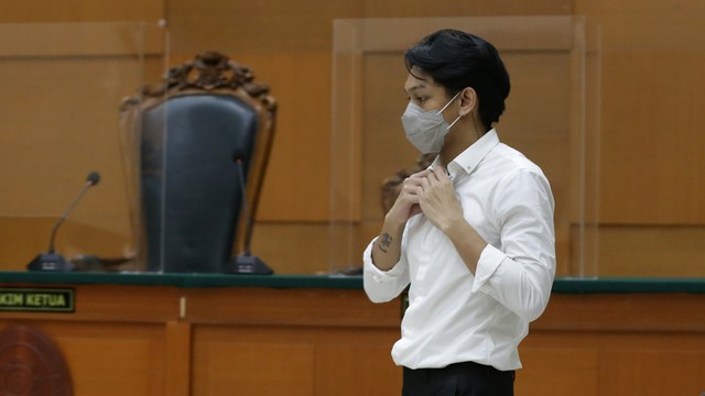 Terdakwa Gaga Muhammad saat menjalani sidang tuntutan di Pengadilan Negeri Jakarta Timur, Jakarta, Selasa (4/1/2022). Foto: Ronny