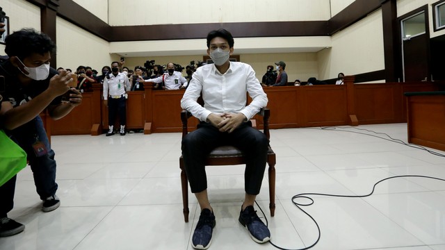 Terdakwa Gaga Muhammad saat menjalani sidang tuntutan di Pengadilan Negeri Jakarta Timur, Jakarta, Selasa (4/1/2022). Foto: Ronny