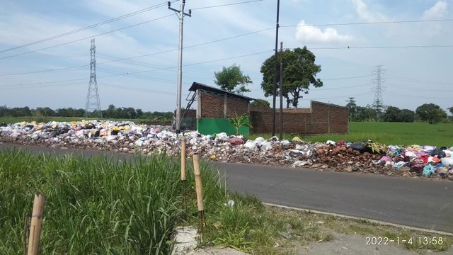 Tumpukan sampah di Tempat Pembuangan Sementara (TPS) Balapulang Wetan, Kabupaten Tegal yang berserakan di jalan. 