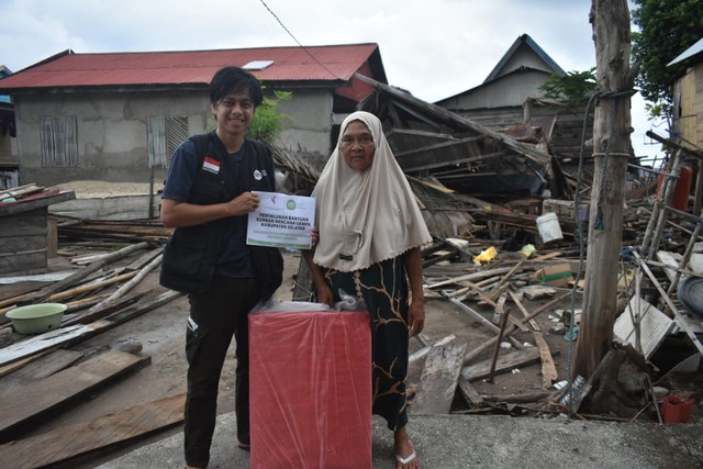 Yayasan Kesehatan Masyarakat Sahabat Dhuafa-IZI Sulsel Salurkan Tenda ke Selayar