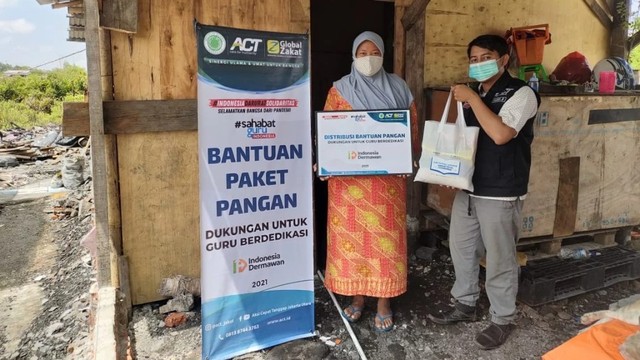 Sebagai bentuk apresiasi atas keikhlasan para tenaga pendidik, Global Zakat-ACT mendistribusikan bantuan pangan untuk belasan guru di Jakarta Utara