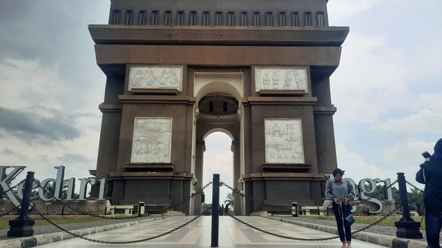 Sebuah monumen di Simpang Lima Gumul, Kediri. Dok. Pribadi