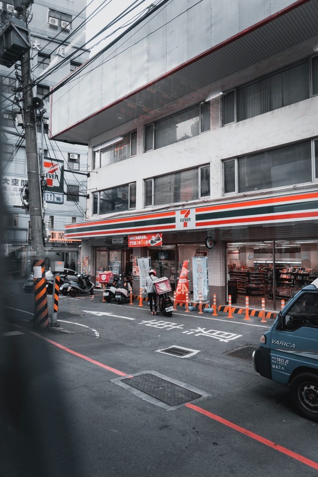 https://unsplash.com/photos/TKx3KYpHwWQ