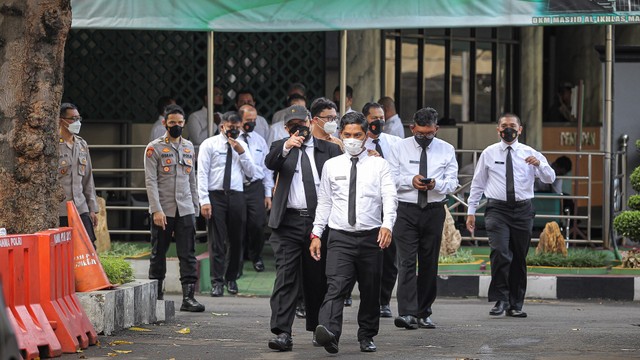 Mantan penyidik Komisi Pemberantasan Korupsi (KPK) Novel Baswedan (kiri) dan Yudi Purnomo (kanan) bersiap mengikuti pelantikan di Mabes Polri, Jakarta, Kamis (9/12/2021). Foto: Dhemas Reviyanto/Antara Foto