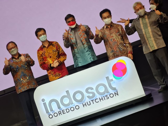 Indosat Ooredoo dan Hutchison Tri (3) Indonesia resmi merger jadi Indosat Ooredoo Hutchison. Pamer logo baru. Foto: Aulia Rahman Nugraha/kumparan
