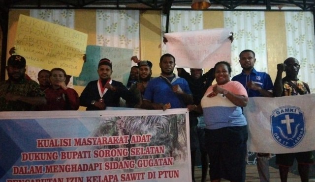 Kualisi masyarakat adat dukung Bupati Sorong Selatan memberikan pernyataan kepada awak media 