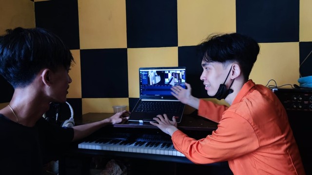 Kegiatan pendampingan pada pemilik usaha mengenai digital marketing. Dokumen : Sumber Pribadi