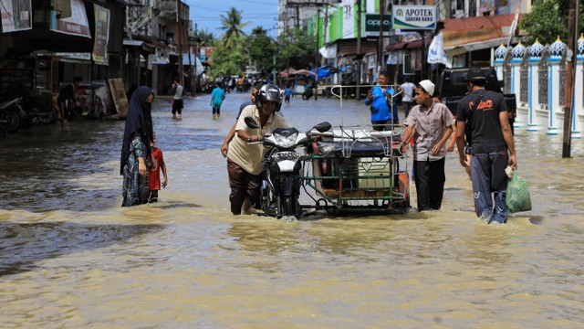 Kondisi banjir di Kota Lhoksukon, Aceh Utara, Selasa (41/2022). Foto: Azwar Ipank untuk acehkini