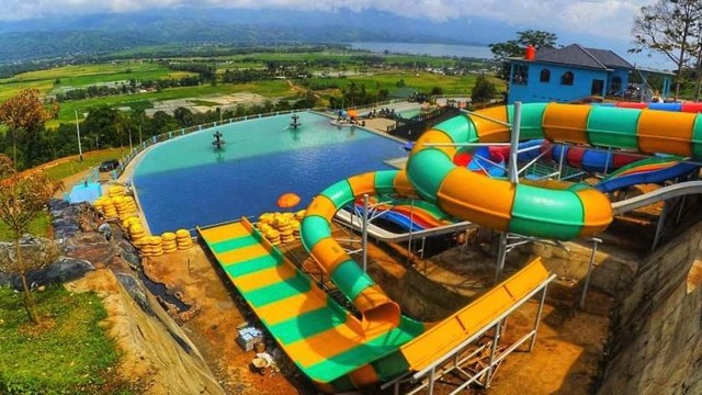 Wahana kolam renang yang ada di Wisata Bukit Chinangkikek Solok, Sumatera Barat. Foto: instagram/@yulfadhli