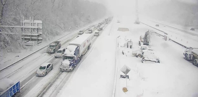 Kendaraan terjebak badai salju di Virginia AS selama 20 jam. Foto: Virginia Dot/Handout Reuters