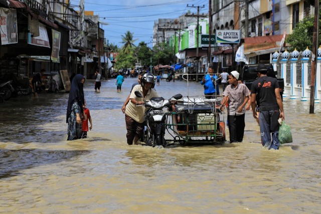 Banjir di kawasan Lhoksukon, Aceh Utara. Foto: Azwar Ipank untuk acehkini