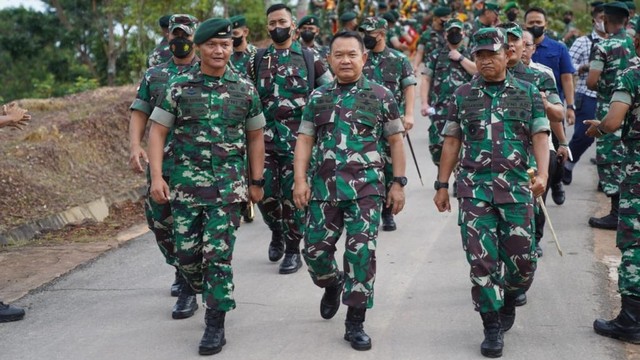 Jenderal TNI Dudung Abdurachman beserta rombongan melakukan kunjungan kerja ke Batalyon Raider Khusus 136/Tuah Sakti Selasa (4/1). Foto: TNI AD