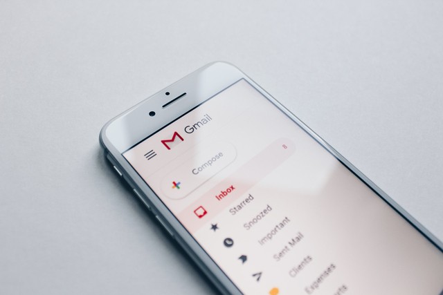 Ilustrasi mencoba hapus akun Google di HP Xiaomi. Foto: Shutterstock