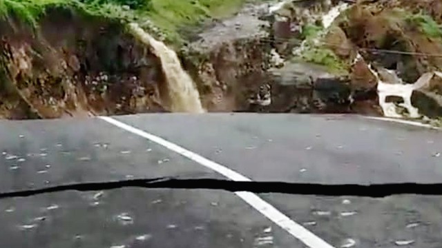 Akses jalan di perbatasan Kota Bitung dan Kabupaten Minahasa Utara yang masuk di area KEK Likupang putus. Terjadi longsor dan tanah terbelah. (foto: capture video)