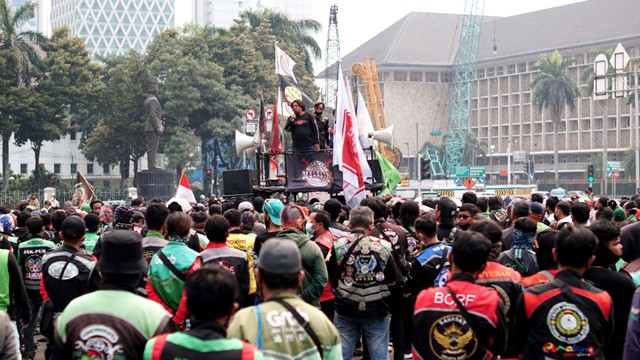 Massa gabungan dari Ojek online (Ojol) melakukan unjuk rasa di luar kawasan Monumen Nasional, Jakarta, Rabu (5/1/2022). Foto: Jamal Ramadhan/kumparan