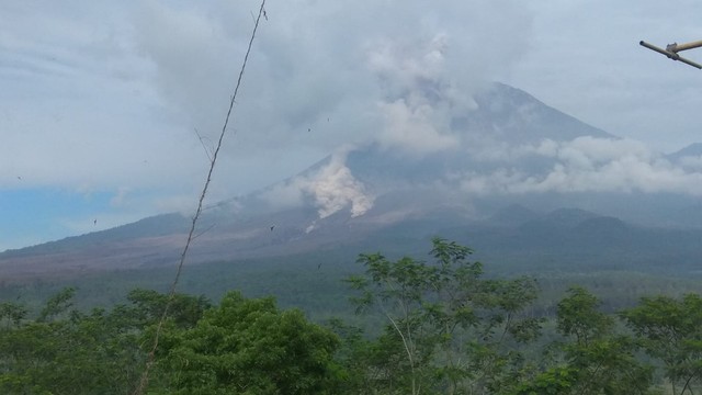 Kondisi hasil pengamatan kolom abu berwarna kelabu teramati saat terjadi erupsi Gunung Semeru di Kabupaten Lumajang, Jawa Timur, Rabu (5/1). Foto:  PGA Semeru PVMBG