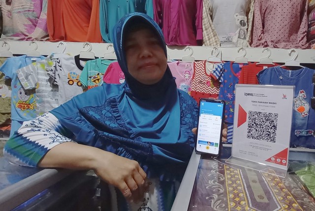 Pedagang di PAsar Ciledug Kabupaten Cirebon JAwa Barat aplikasikan pembayaran digital memali QRIS.(Juan)