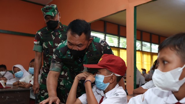Jenderal Dudung Jadi Guru SD di Perbatasan RI-Malaysia, Ajarkan soal Pancasila (42832)