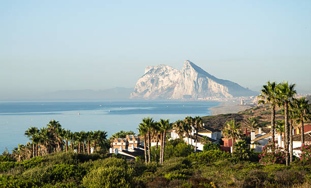 Selat Gibraltar adalah nama selat yang memisahkan benua Eropa dan benua Afrika. Foto: iStock.com