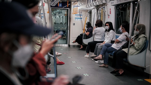 Penumpang menaiki moda transportasi MRT di Jakarta, Rabu (5/1/2022). Foto: Jamal Ramadhan/kumparan